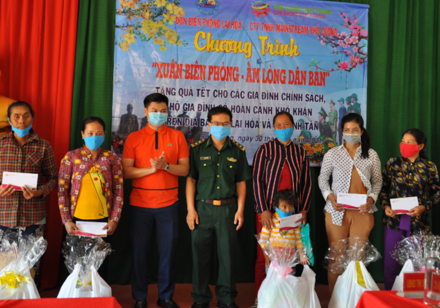 Community members of Vinh Chau wearing face masks standing for a photo 